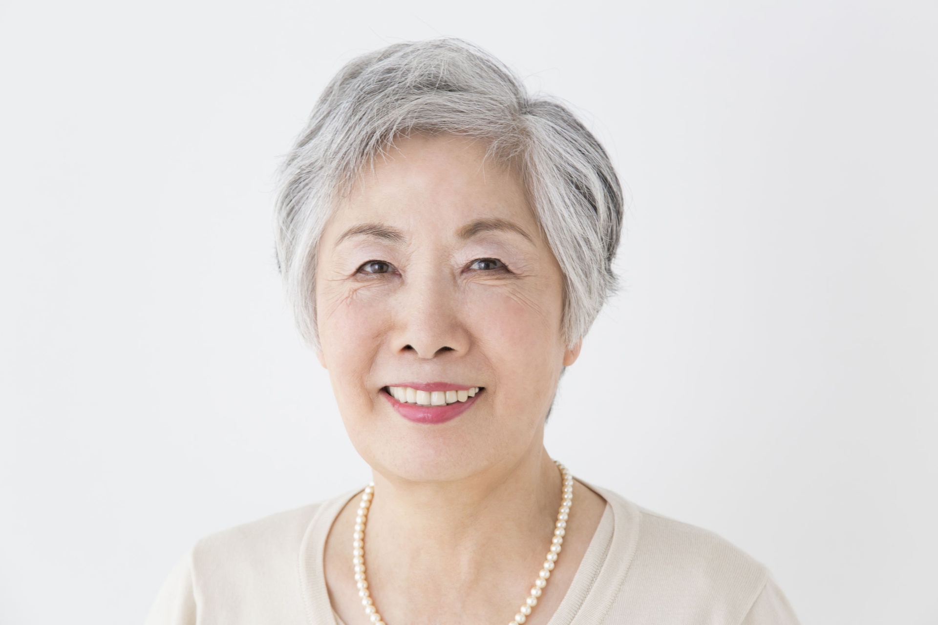 Бабушка азиат. Женщина азиатской внешности 50 лет. Корейская женщина 50 лет. Азиатские стрижки для пожилых. Азиатская женщина 50 лет.