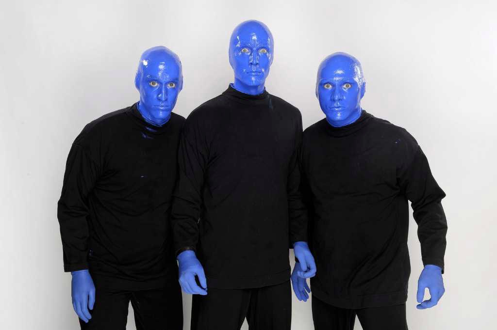 Мужики в синих кофтах в крокусе. Группа Blue. Синяя лысина. Группа в синих масках. Группа синих людей.